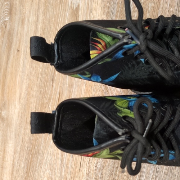 πππΈβ‘οΈDr. Martens Castel Black Boots with Floral Design Women's size 5πππΈβ‘οΈ - Picture 3 of 10